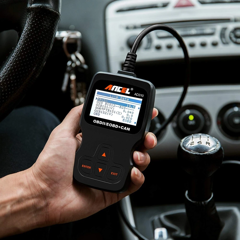 Escáner OBD2 Ancel AD310 conectado a puerto OBDII de vehículo