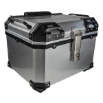 Interior del baúl universal moto 45L plata mostrando espacio para casco