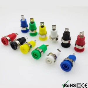 BS4302 Pack 2 4mm naarasliittimet punainen-musta paneeleihin