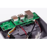 Puertos USB y conector RJ-45 ocultos detrás de la tapa frontal en la caja Retroflag NesPi