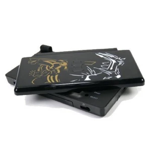 Nintendo DS Lite -kuoriosa (POCKET Monter) painikkeilla ja ruuveilla