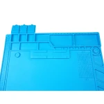 Detalle del tapete de silicona azul con zonas para herramientas y piezas magnéticas