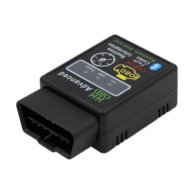 Musta ELM327 Bluetooth -sovitin kuvattuna viistosti, 16-nastainen OBD2-liitin etualalla